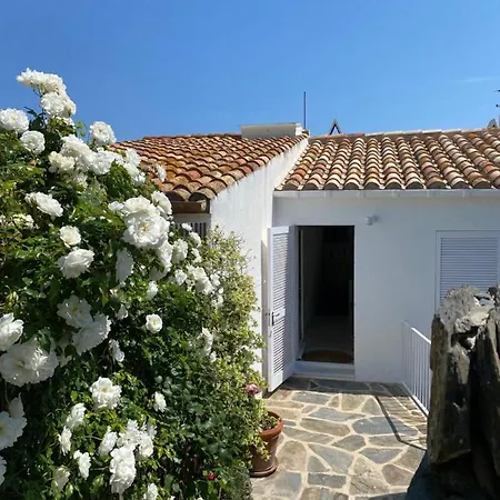 Centric Townhouse With Sea View - Casa Marta *